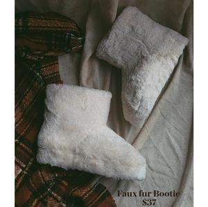🚨FEW PAIRS LEFT // Beige Fur bootie